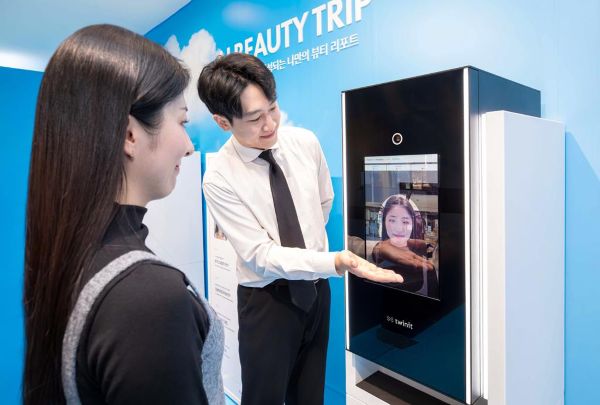 Shopper using AI-powered beauty analysis at a Hyundai Duty Free store in Seoul, highlighting the shift toward personalized travel retail.